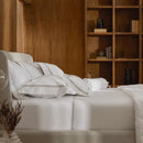 Kit de Cama Trussardi 1000 Fios Cetim 100% Algodão Egípcio Mirtina Branco/Legno - Lençóis + Fronhas + Edredom